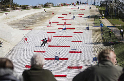 ما هي مادة منحدر التزلج الجاف؟